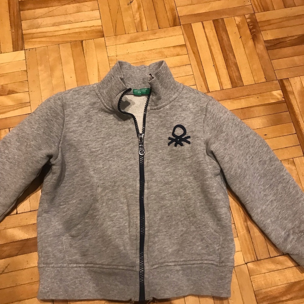 3/15$ United Colors Of Benetton Kids Gray Sweatshirt
